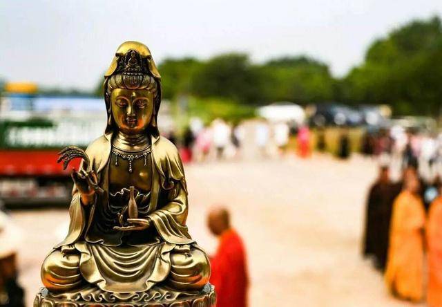 譬如,释迦牟尼佛就在《安像三昧仪轨经》中开示:"复为佛像,开眼之光明