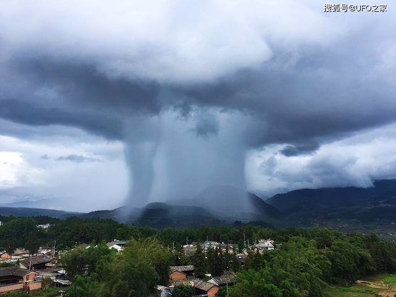 在气象学中,下击暴流是指雷暴云中局部性的强下沉气流,所以它也是下沉