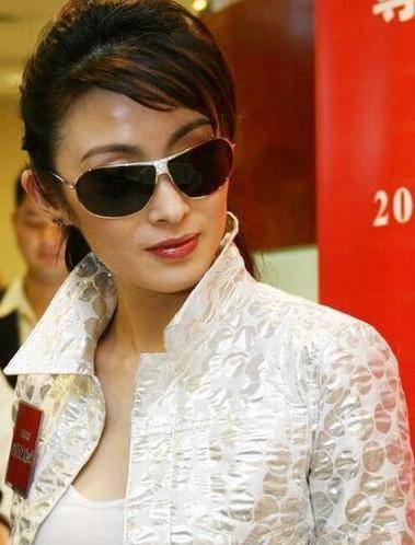 向太的嫂子,隐退21年,今52岁流失了胶原蛋白仍很美_张敏_向华胜_香港