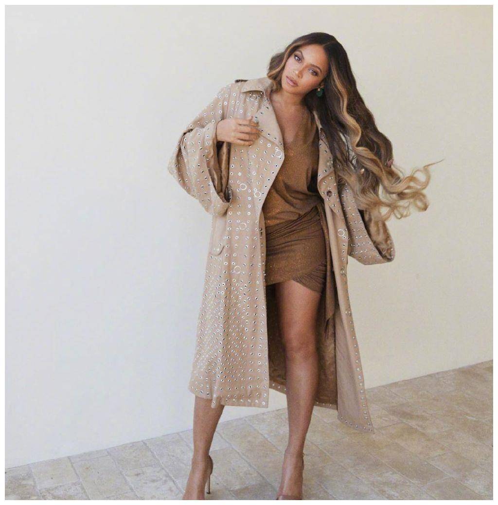 歌坛天后碧昂丝,金色披风搭配狮子图像t恤,野性又性感的穿搭