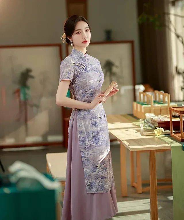 旗袍的发展不仅要取其精华,保留传统文化的古典美,也需融合当今国际