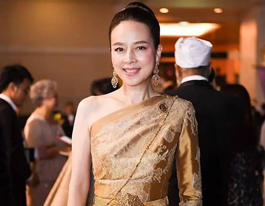 原创54岁华裔美女跪地上与泰国公主开心畅谈用小动作拉近彼此距离