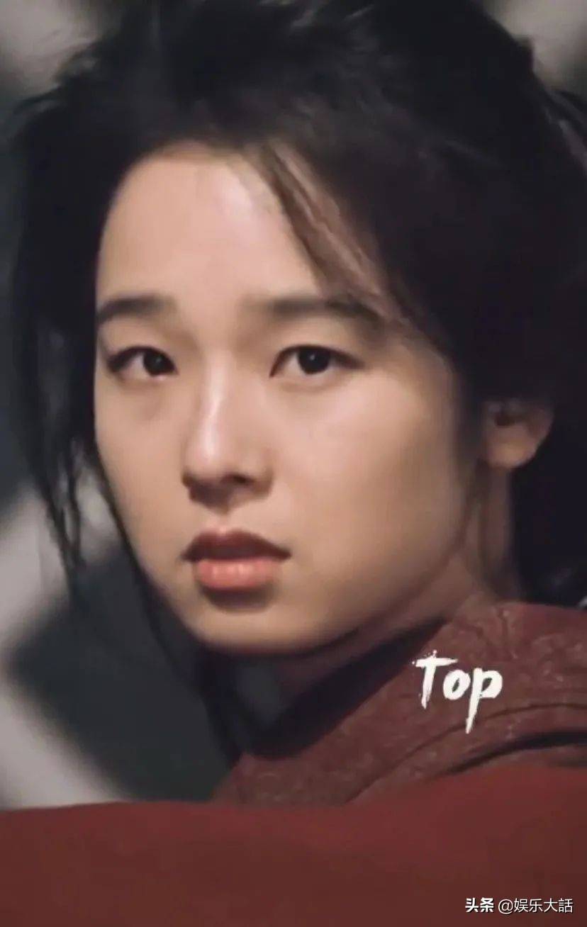 看看日本女演员田中裕子,她有小眼睛,单眼皮,白皙的皮肤,矮小的身材