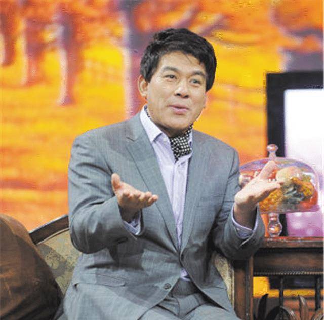 65岁朱时茂近照曝光饭后和神秘女子进行吻别画面引起极度不适