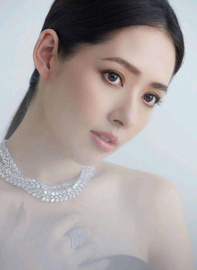 郭碧婷当阔太有模有样,连指甲都镶"金链子",一看就不用做家务_美甲