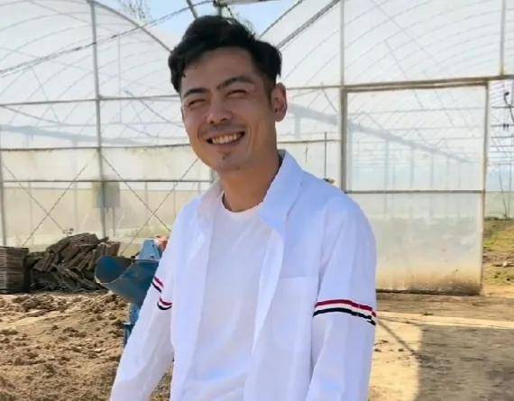 原创工地小伙因长得太像杨烁走红全网脸型身形酷似犹如杨烁本人