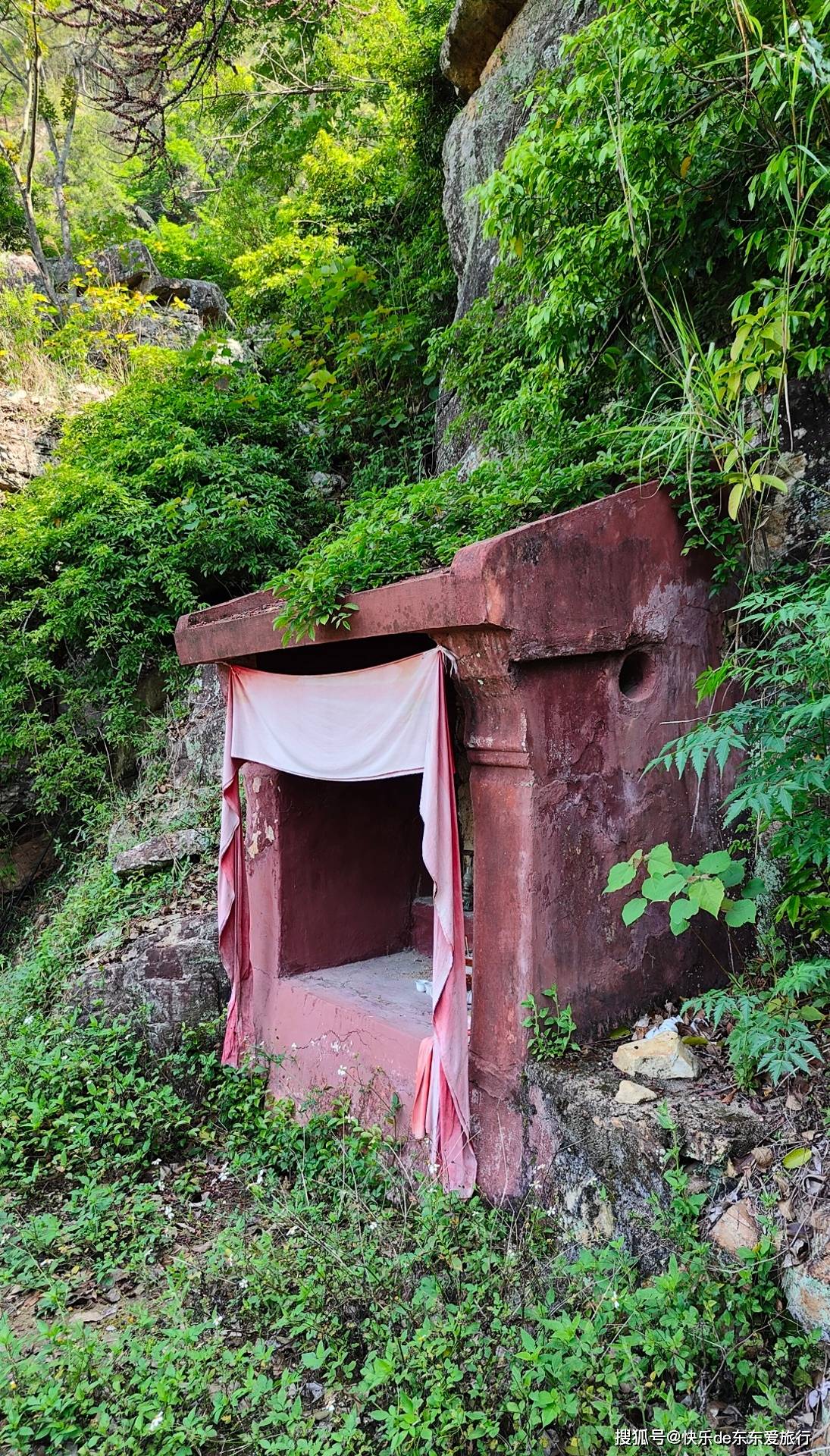 書坑至潮塘石砌古道落葉滿地鳥語花香清風流水休閒避暑好地方