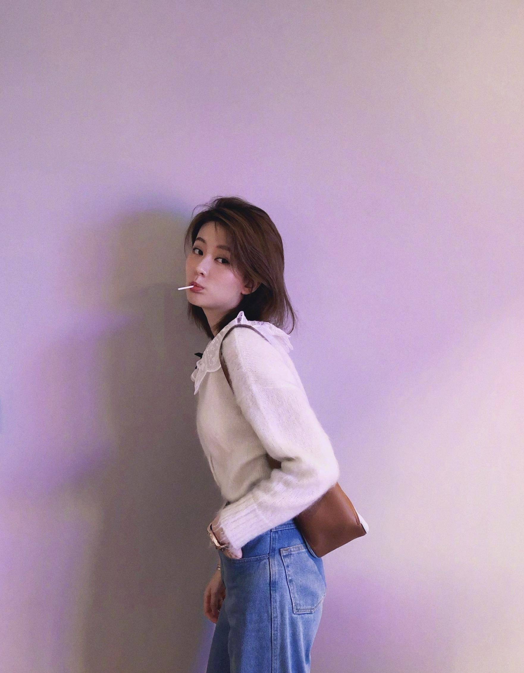 晒近照,身后大豪宅比本人还抢镜,网友:不愧富家女_关雎儿_电视剧_白色