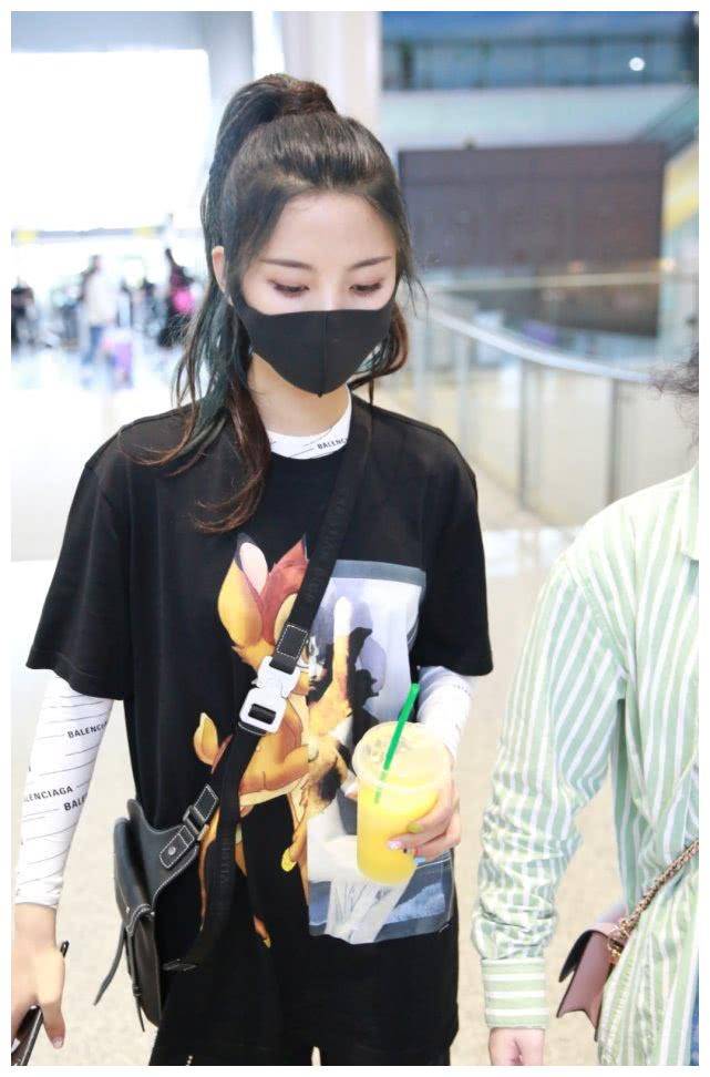 杨超越都出道这么久了还敢穿拖鞋出门太没有明星样了