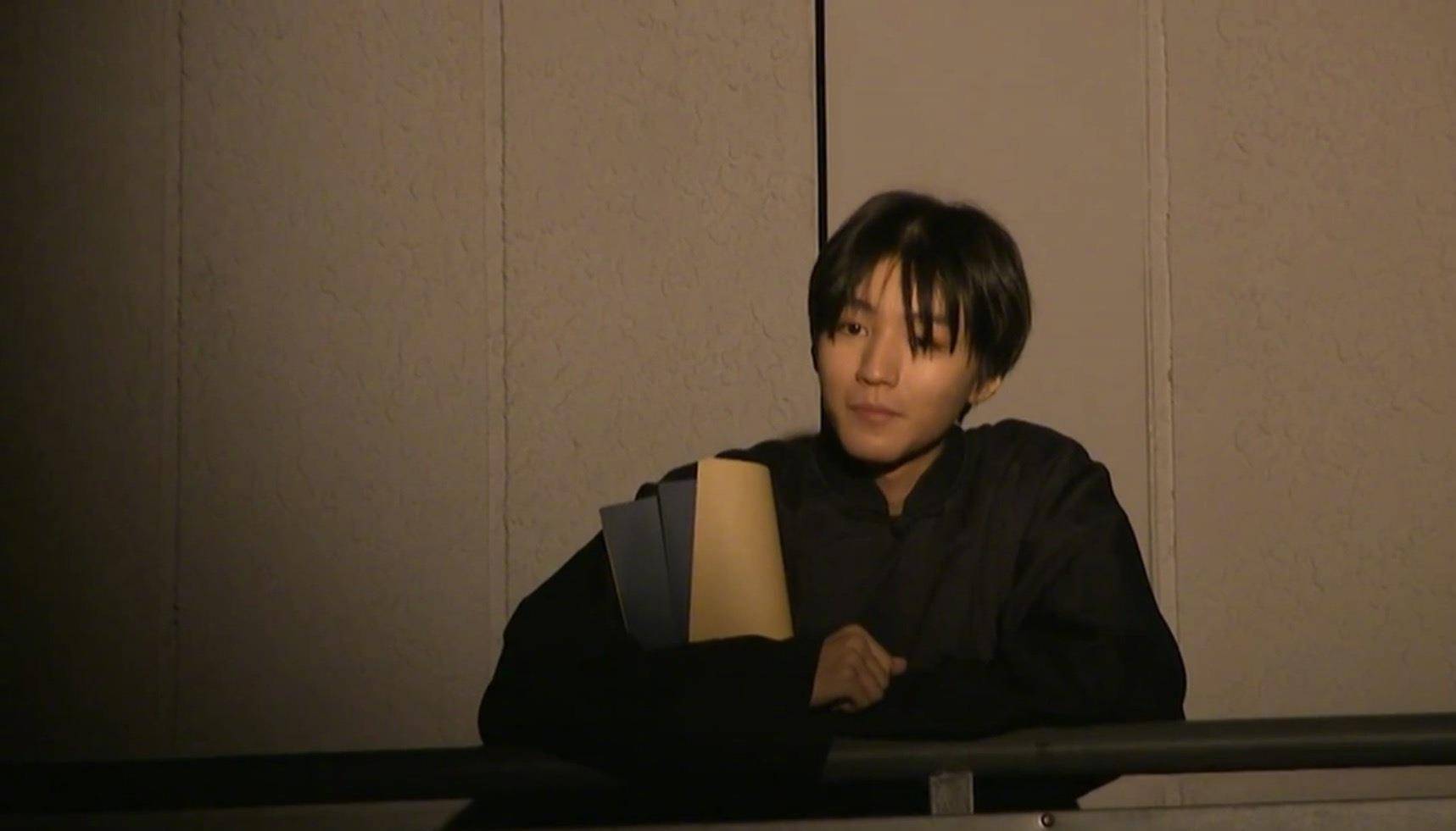 原创不一样的王俊凯毕业大戏说书人扮相好文艺网友刘海好扎眼睛