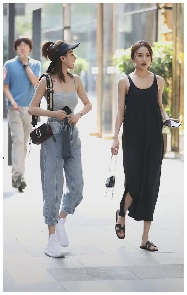 原创闺蜜一样高她因穿泡芙鞋比闺蜜脚大1倍男人看了害怕