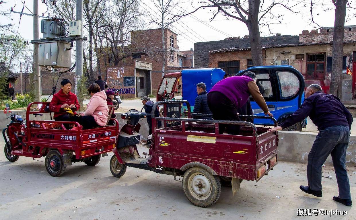 在農村,使用最多的是貨運三輪車,因為這種車型後面帶有車廂,農民伯伯