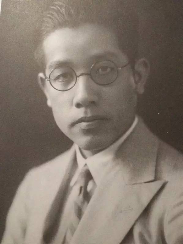 黄浚为了确保行程安全,白崇禧建议蒋介石坐英国大使许阁森的车去上海.