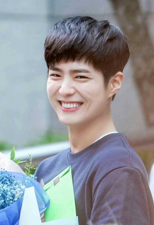 原创朴宝剑退伍模样曝光招牌笑容融化粉丝与粉丝相约共度未来时光