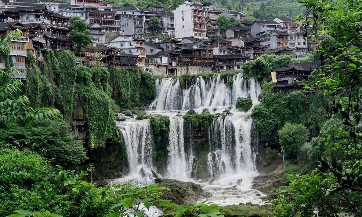 湖南有一奇葩古镇，为我国唯一建在瀑布上的古镇，有近两千年历史