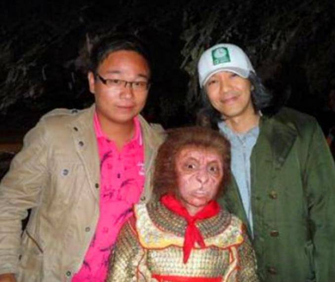 葛行于因长得太丑被家人抛弃,被周星驰相中后走红