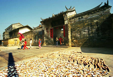 广西传统小众古村，历史悠久群山环绕，建筑保存完整景美人少