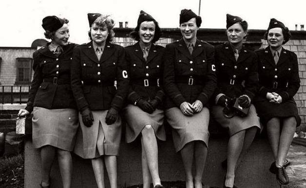 二战，为啥苏联女兵不穿裤子，而穿短裙打仗？说了你别不信