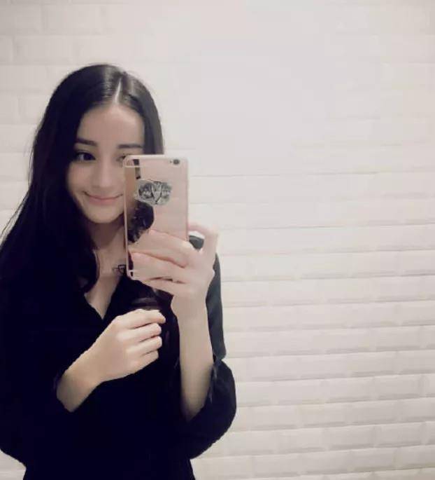 原创迪丽热巴早期自拍照流出拿手机拍镜子里的自己空着的手成亮点