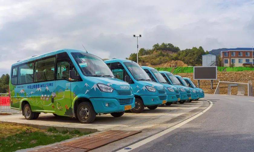 依维柯欧风旅游接驳车 云海之间一道靓丽的风景线_游客_车辆_欧风仍