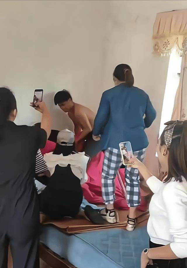 江苏捉奸事件回顾七八名中年妇女暴打小三有人棍子都折了