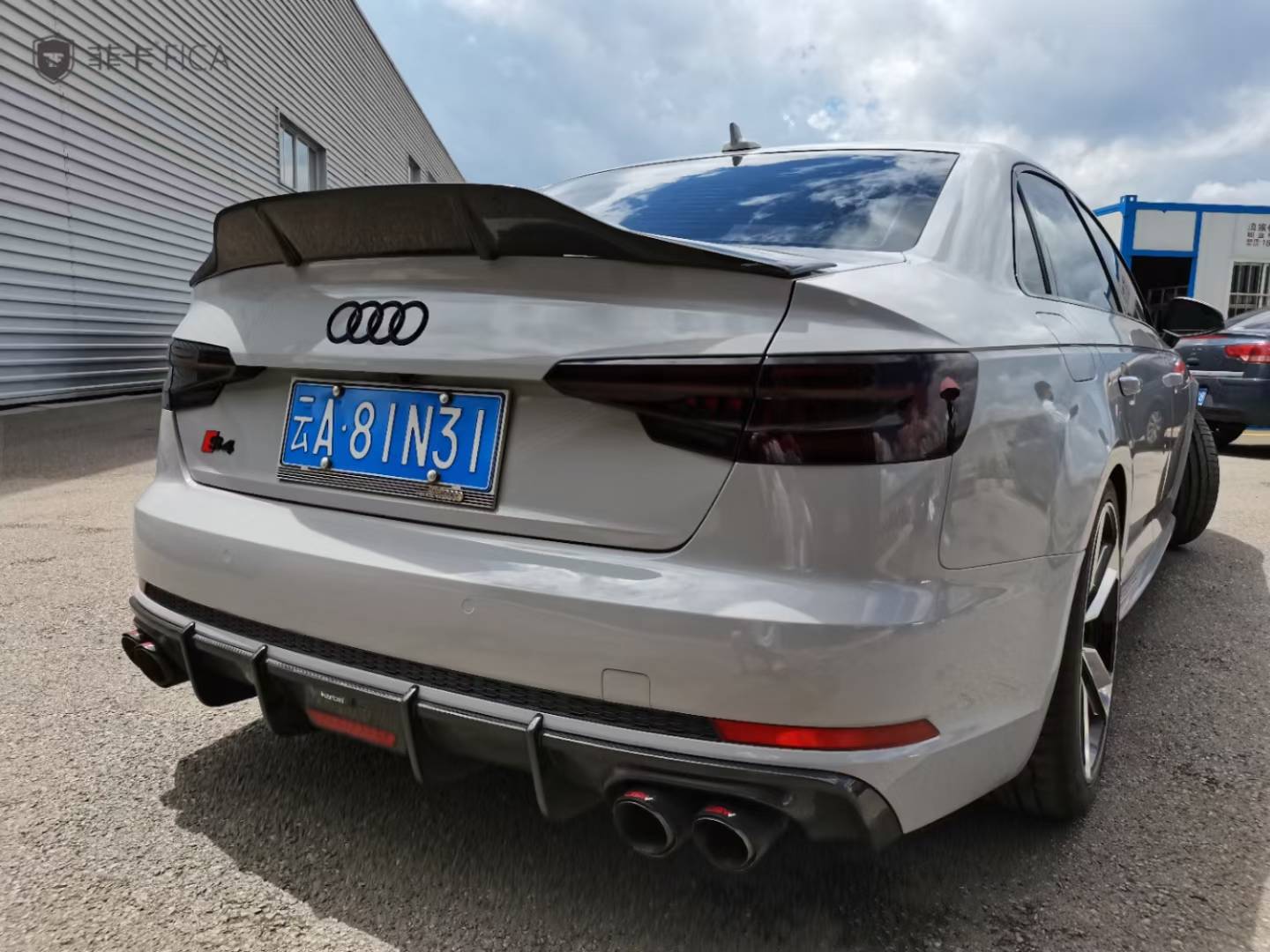 奥迪a4菲卡改色膜超亮水晶战舰灰