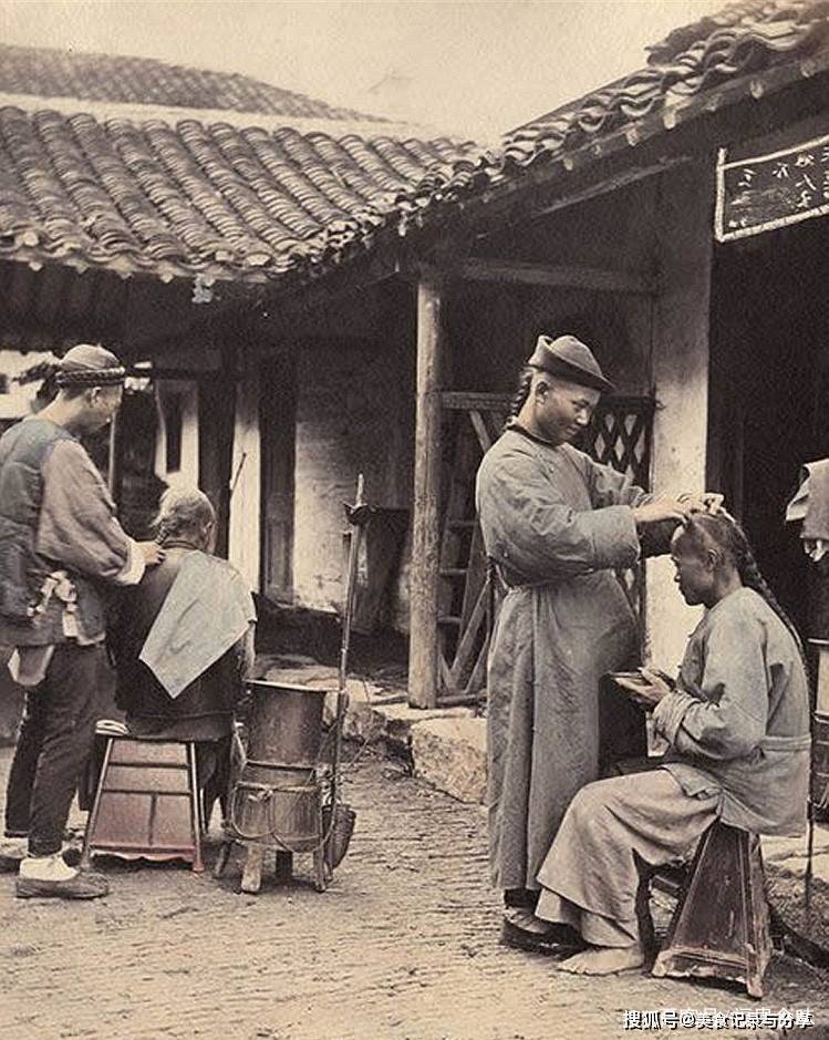100多年前的北京人,理发师生意非常火爆,年轻男子独自哀思