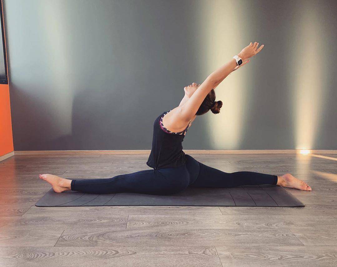 关晓彤露香肩小秀性感锁骨,仙气十足,皮肤好到发光令人心生羡_动作