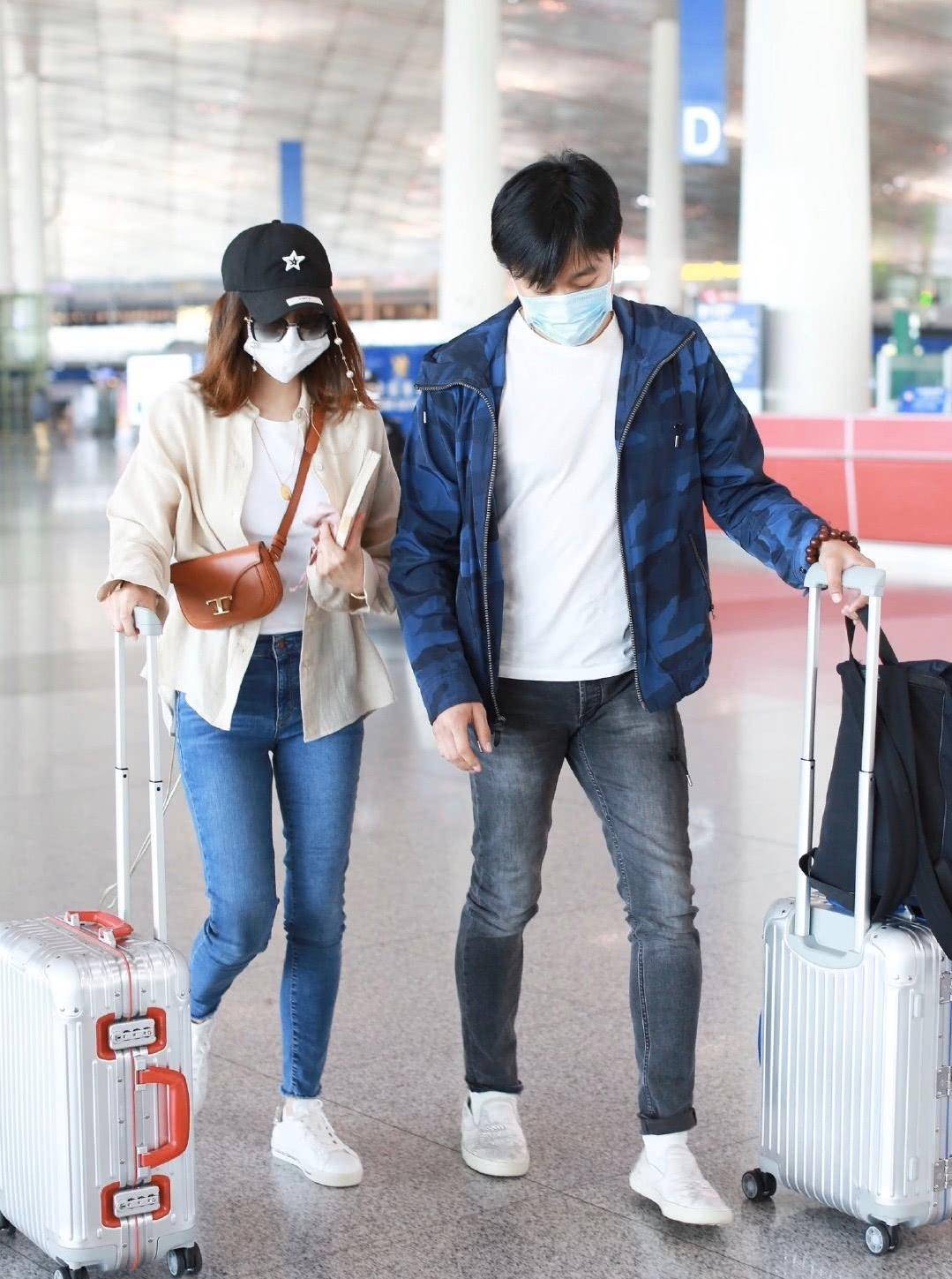 原创佟大为关悦现身机场打扮低调以为是路人佟大为穿搭哪像41岁