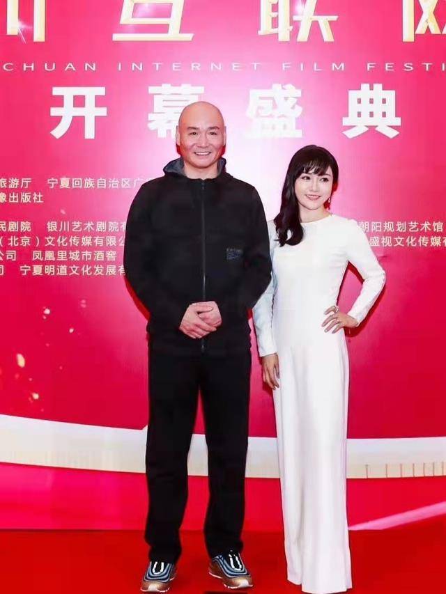 原创小桃红扮演者近况曝光打扮贵妇范儿足老公身份成谜