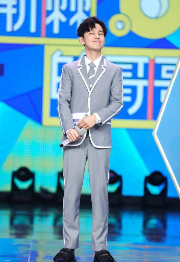 说是才20岁的少年估计都有人信;他自从1998年起主持《快乐大本营》