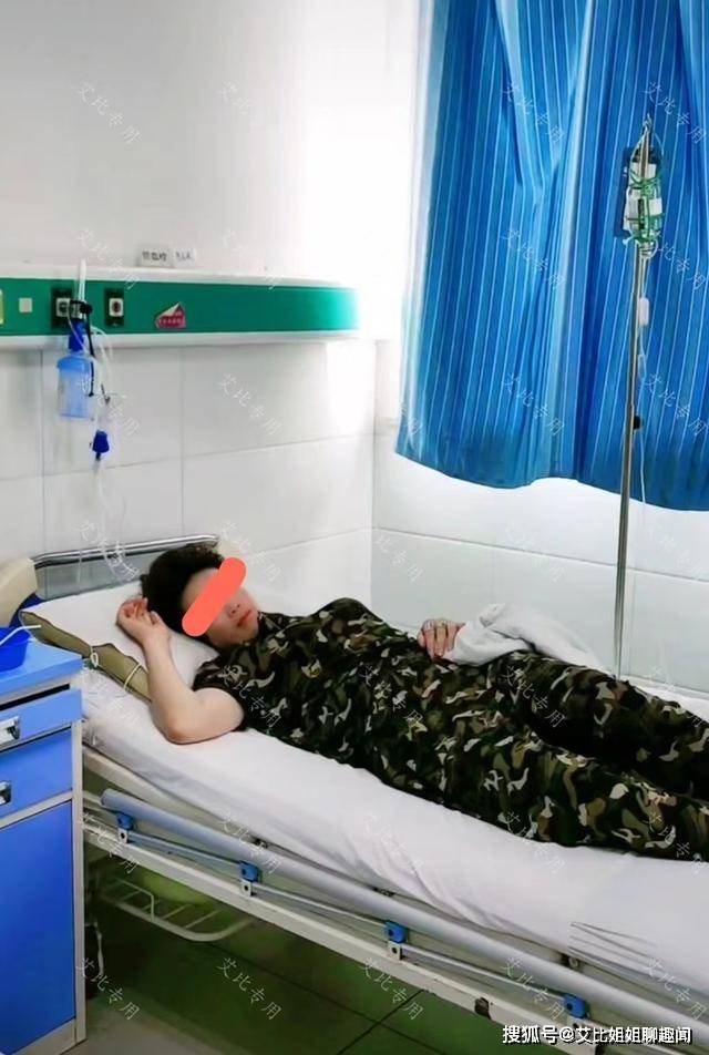 原创医院病房里儿媳躺在病床上呼呼大睡公公只好坐在凳子上输液