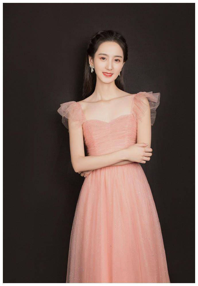 25岁许晓诺敢于"颠覆",穿机车服玩工业风一改甜美范,厉害了_穿着_衣服