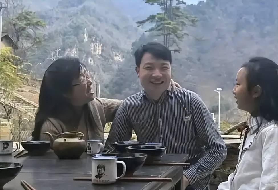 46岁余秀华带"继女"拍全家福,公婆,爸妈都到场,唯不见亲儿子_网友