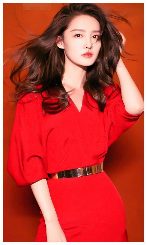李沁一身红裙现身活动,v领造型显高级,身材更加美的吸引人