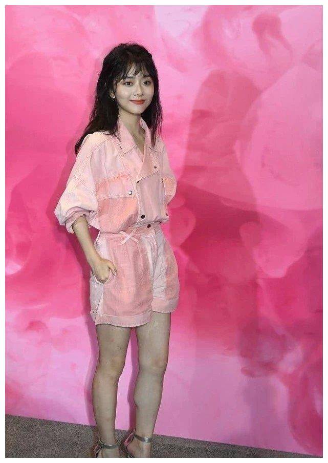 10级美颜的谭松韵,头发蓬乱身材走样,差点认不出她_姐姐_照片_穿着
