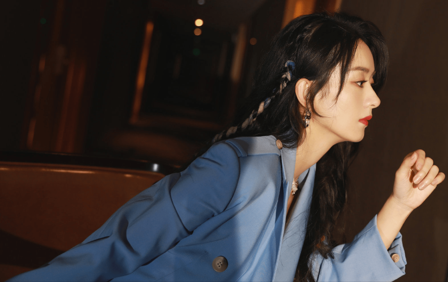 赵丽颖穿西装太酷了,一身蓝色西装配马丁靴,又温柔又酷飒_风格_职业化