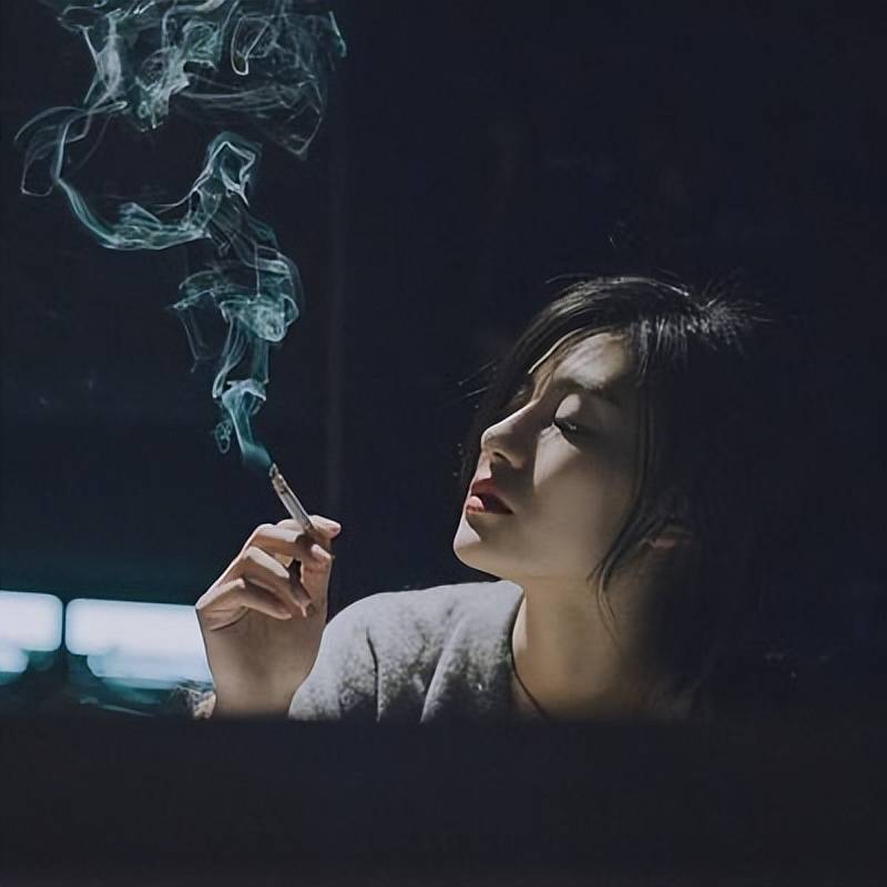 吸烟的图片女只有烟图片