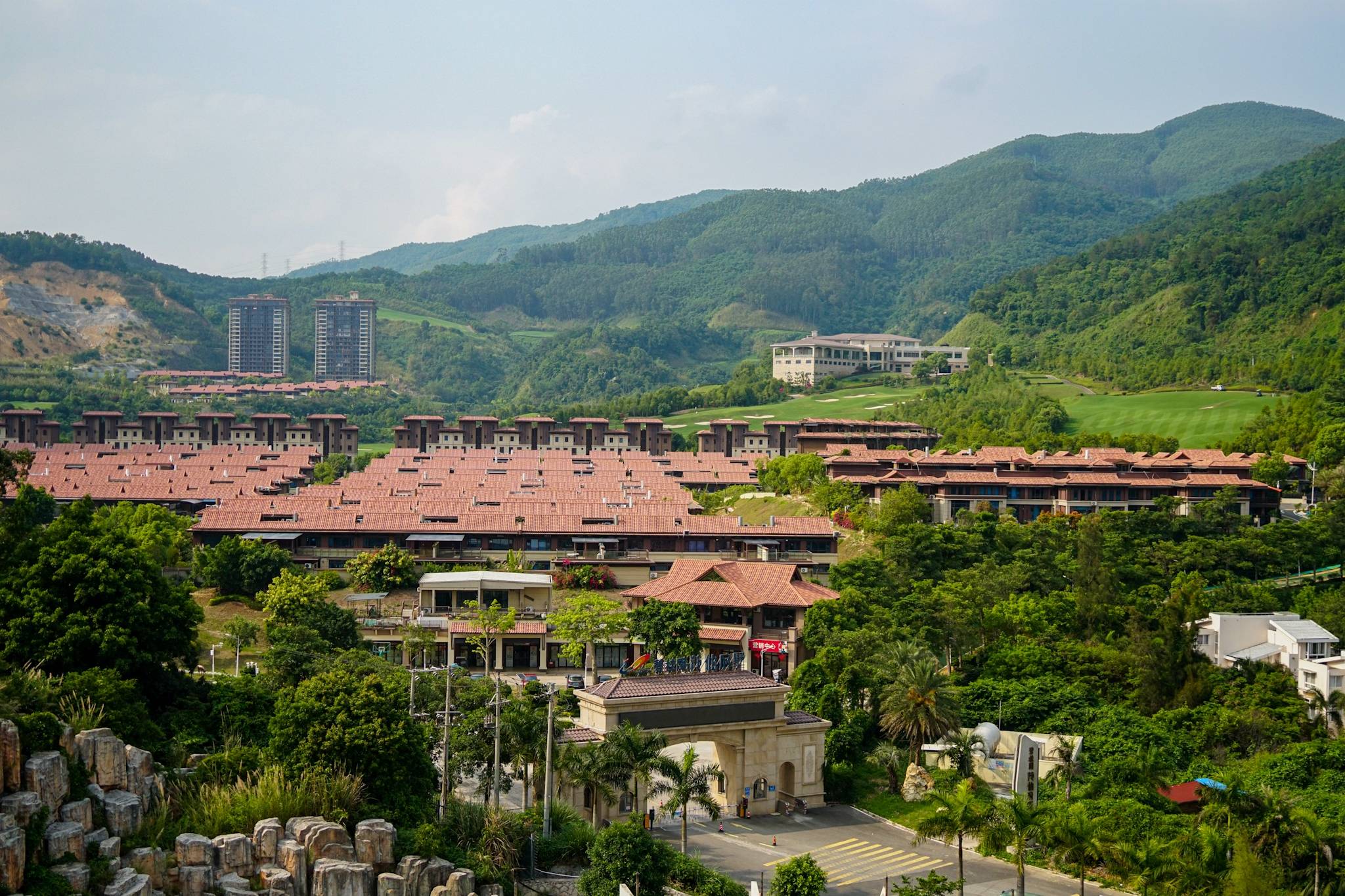 第一站,來到了漳州東南花都溫泉度假酒店,它坐落於漳浦馬口,佔地面積