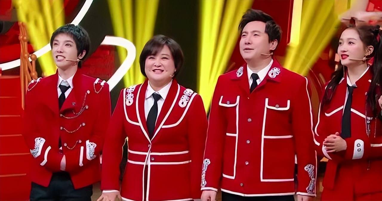 王牌家族团建活动积极开始,华晨宇以白衣造型出场,这是良好开局