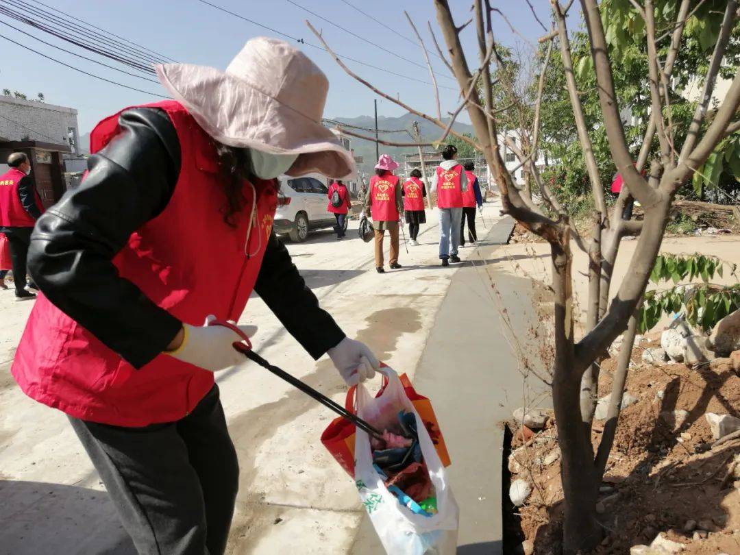 迎接五一劳动节丨商洛志愿者开展公益环保活动助力秦岭山水乡村建设