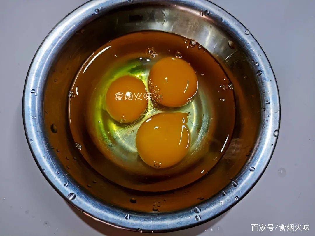 鸡蛋表面用清水洗净,洗净的鸡蛋打破倒入盆中.7.菜沫放盆中待用.6.