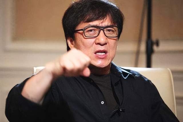 原创成龙坐私人飞机去杭州买楼，房地产老板接待，几分钟入手顶级豪宅