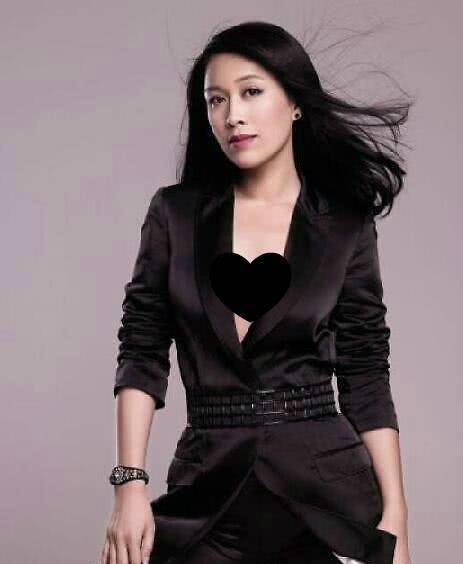 原创真不愧是歌坛一姐那英时尚旧照曝光敢半露穿西装大秀身材曲线