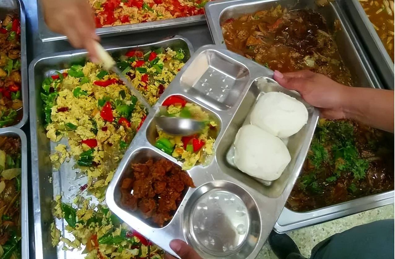 原创为啥学校食堂宁可把饭菜倒掉也不愿给学生多盛阿姨手抖有原因
