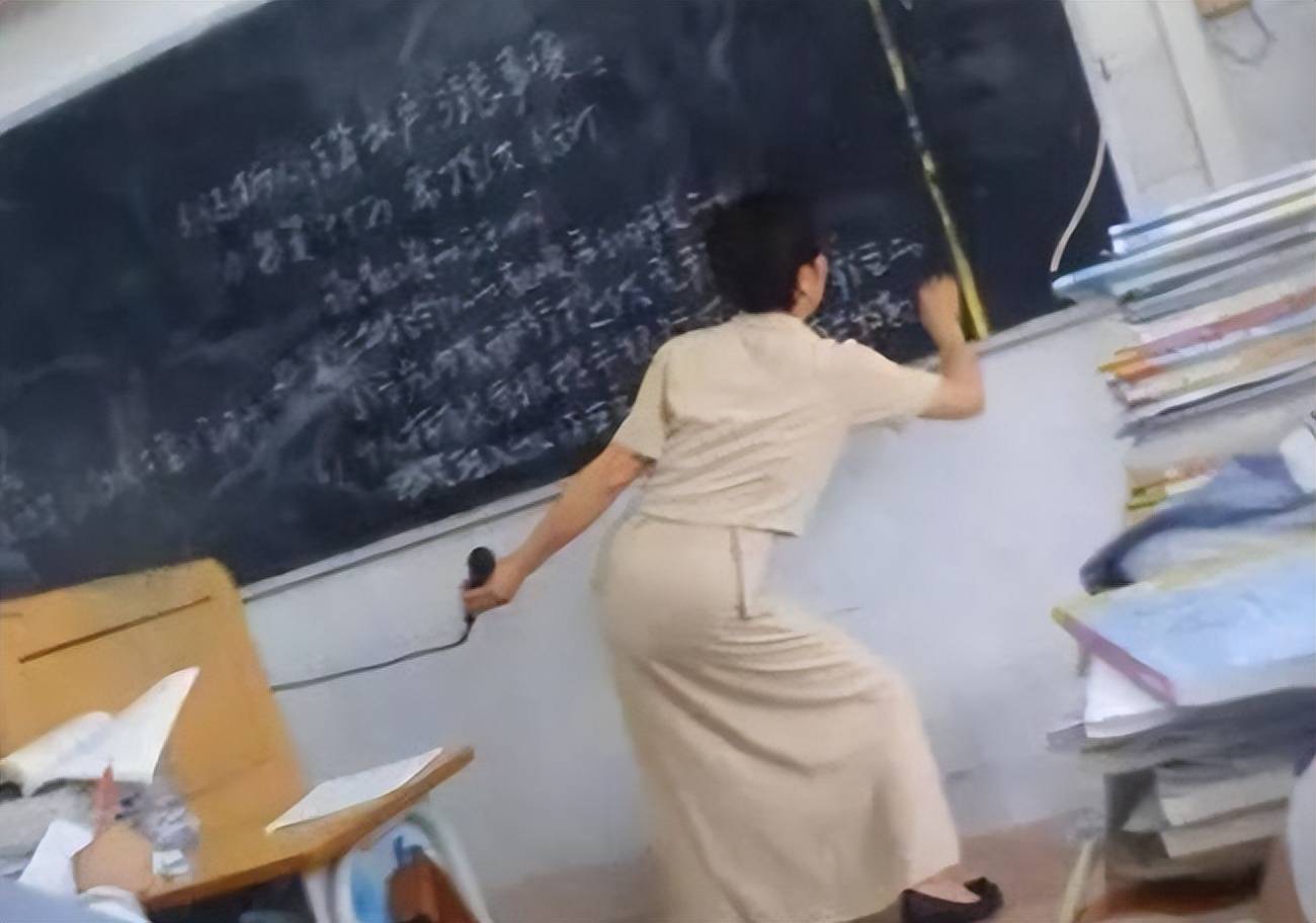 原创学生偷拍老师尴尬瞬间画面不忍直视不到毕业不敢发出来