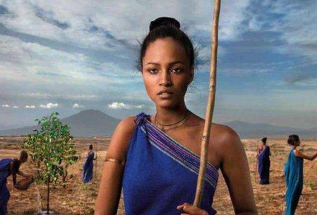 非洲部落“第一美女”，丈夫辞职护她安全，游客一看：她600多斤