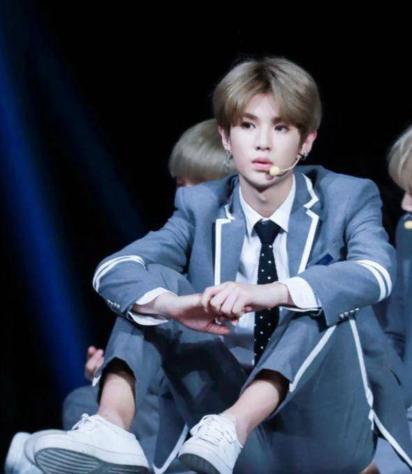 原创网友偶遇黄明昊打篮球穿运动装少年感十足身高却引发热议