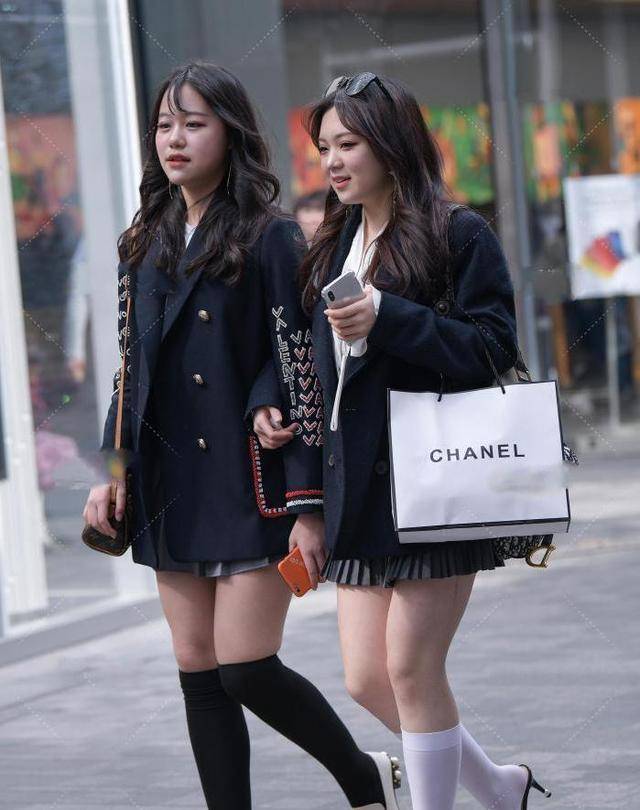 黑色大翻领西服搭配灰色百褶裙 熟女风的风格瞬间体现 女性 颜色 服装