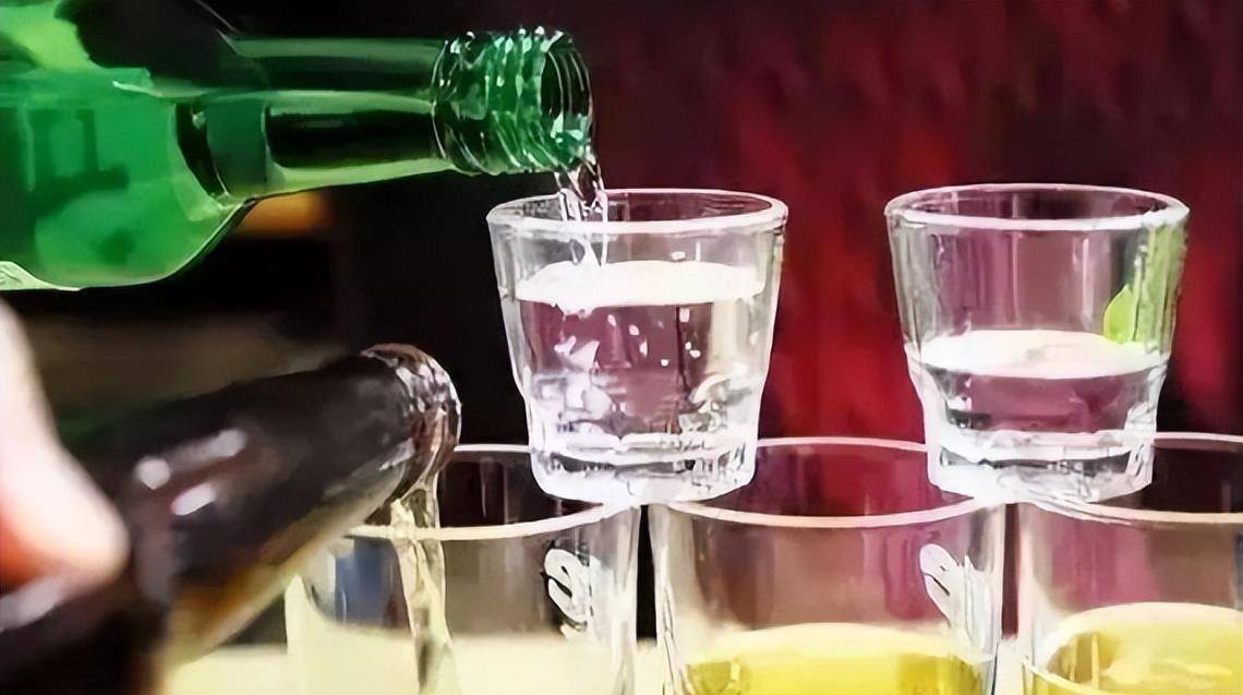 白酒啤酒混着喝身体会发生什么爱喝酒的人要看清楚了